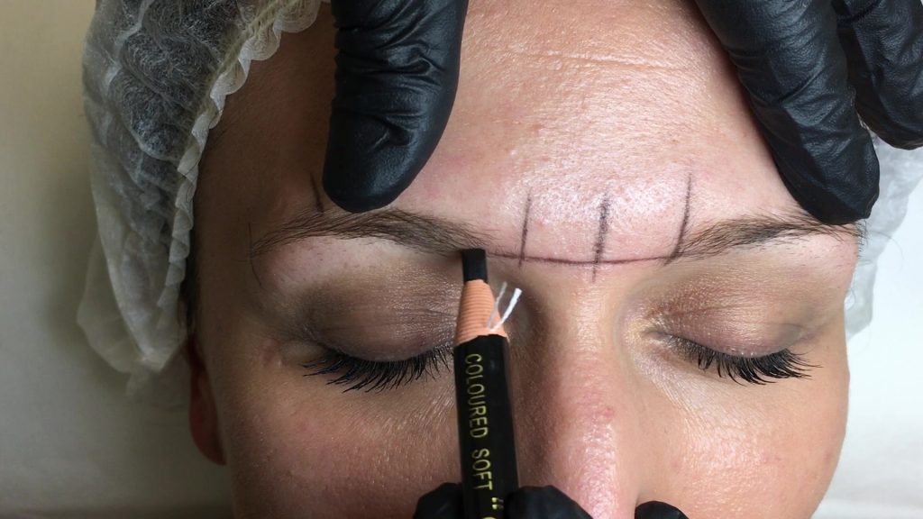 Maquillage permanent Microblading tracé du sourcil