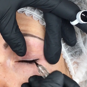 5_EL_FR_L-EYE-LINER-EFFET-NATUREL-SUR-MODELE